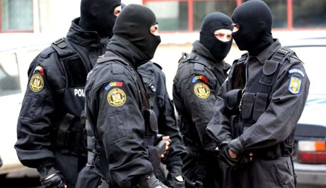 Bărbați din Mureș și Cluj, reținuți pentru proxenetism - police-1634921941.jpg