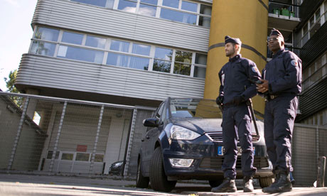 ATACUL ARMAT din Franța. NIVEL MAXIM de alertă în nord. Atacatorii de la Charlie Hebdo, căutați în jurul localității Crépy-en-Valois - policemeninfrontofoff008-1420751177.jpg