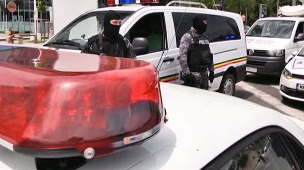 Hoț scăpat din mâini de polițiști în timp ce încercau să-i pună cătușele - policertv34977900-1508482665.jpg