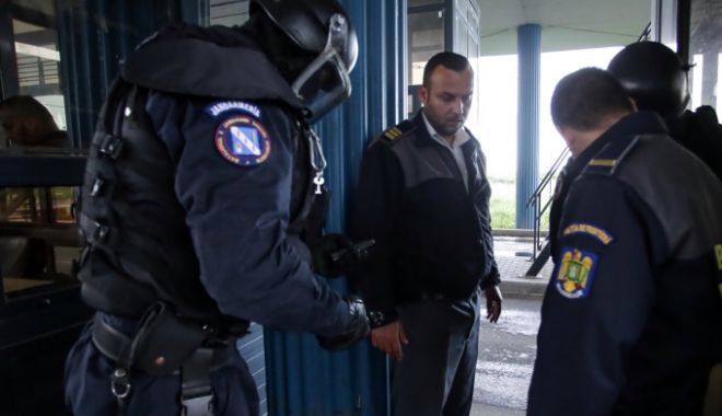 Bijuterii din aur fără documente legale, confiscate de polițiștii de frontieră - poliitiidefrontiera-1607764493.jpg
