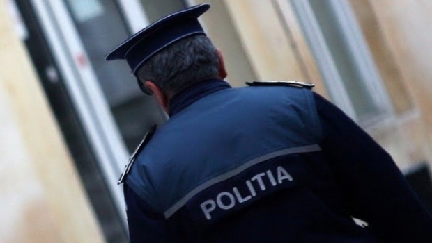 Daune de 12.000 lei pentru un polițist condamnat în dosarul Minore pentru VIP-uri. A reclamat că a făcut RÂIE în arest - politaicuspate0571840035081500-1565345451.jpg