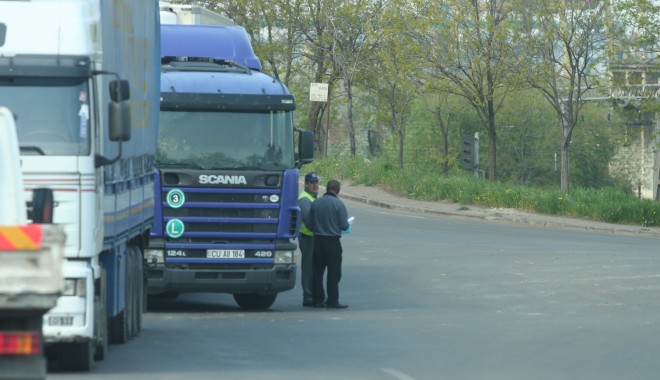 Peste 500 de poșete nedeclarate, reținute în PTF Constanța Sud Agigea - politi-1361348227.jpg