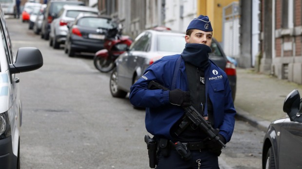 Incidente violente la Bruxelles! Peste 600 de huligani au perturbat un marș al păcii - politi-1459097459.jpg