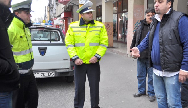 Imagini INCREDIBILE la Constanța / Trei polițiști au tăbărât pe managerul unui restaurant  VIDEO - politia-1321455875.jpg