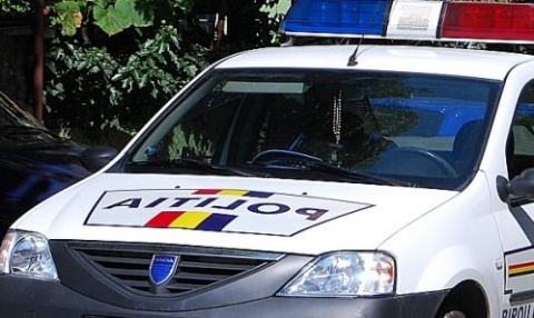Șase mașini distruse într-un accident produs pe strada Dezrobirii - politia-1322387250.jpg