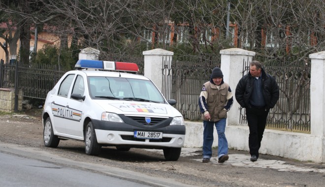 Polițiștii constănțeni sunt la datorie, de strajă pe lângă școli - politia-1358247529.jpg