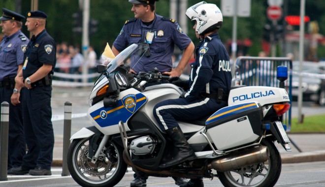 Amendată cu 550 de euro pentru că a sărutat un polițist! - politia-1369152000.jpg