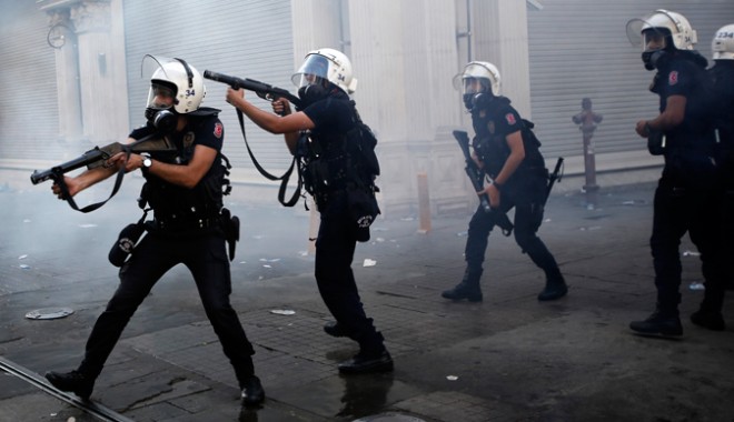 Turcia / Poliția a utilizat gaze lacrimogene pentru a dispersa manifestanții adunați la Ankara - politia-1382803391.jpg