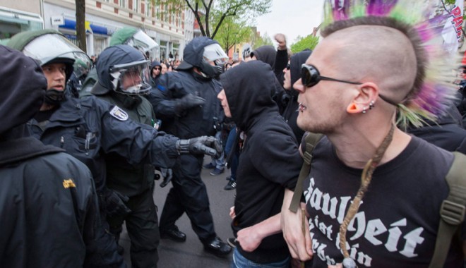 Poliția germană devine high-tech pentru a stopa cântecele neonaziste - politia-1386958833.jpg