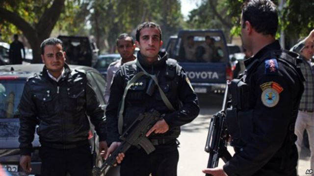 Egipt / Patru bombe au explodat în metroul din Cairo - politia-1403680099.jpg