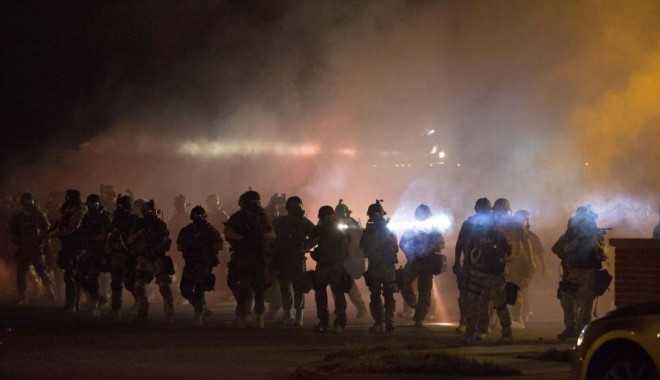 Protest de amploare în orașul american Ferguson - politia-1408348905.jpg