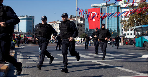 Doi polițiști turci, răniți într-un atac cu bombă la Istanbul - politia-1420565855.jpg
