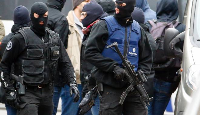 Amenințare cu bombă în Germania: gara din Bonn, evacuată. Alertă cu bombă și la Koln - politia-1458930360.jpg