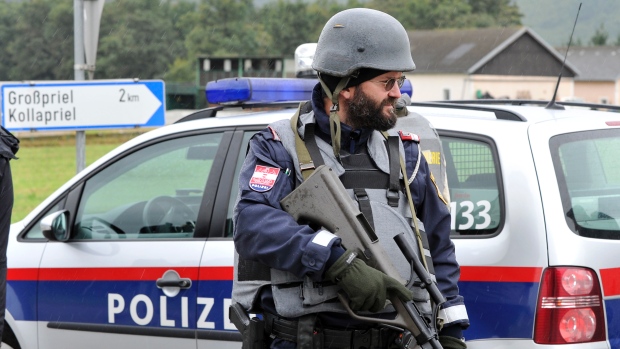 Români care transportau ilegal imigranți clandestini, arestați în Austria - politia-1459602282.jpg