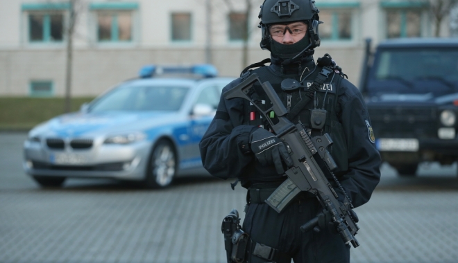 Germania / Aeroporturile din Berlin rămân în stare de alertă după arestarea suspectului sirian - politia-1476199201.jpg