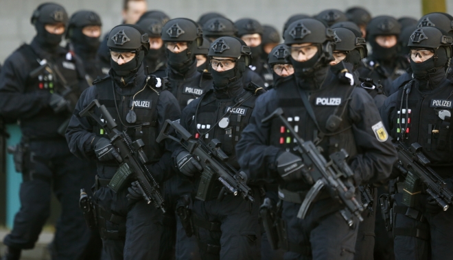 Alertă în Germania. Centru comercial din Berlin, luat cu asalt de polițiști - politia-1482420498.jpg