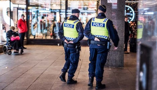 Suedia, din nou în alertă. Un mall din Malmo a fost evacuat - politia-1491715839.jpg
