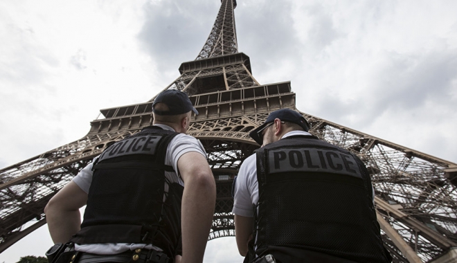 Turnul Eiffel a fost evacuat din cauza unui pachet suspect - politia-1498840590.jpg