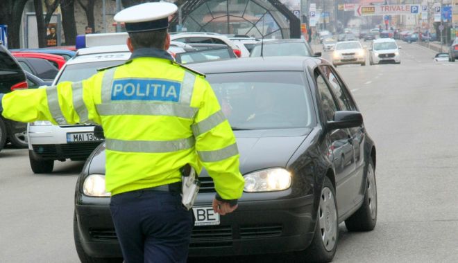 Urmărire ca în filme în trafic. Trei tineri drogați și băuți au încercat să scape de polițiști, fugind pe câmp - politia-1528630656.jpg