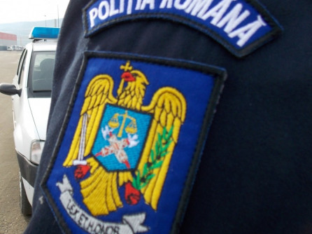 Tânără de 26 de ani, prinsă în flagrant în timp ce oferea mită polițiștilor - politia-1588845414.jpg