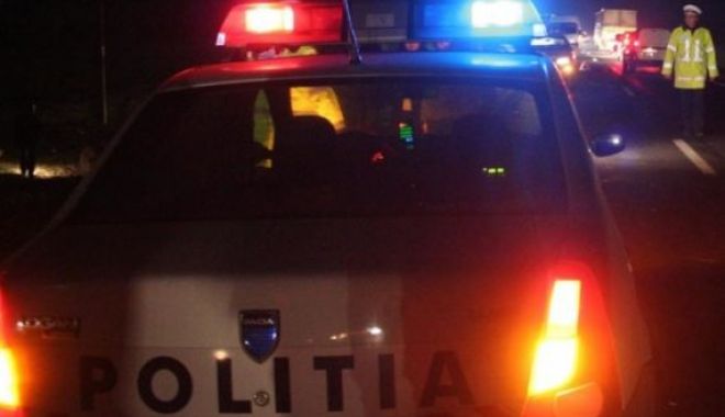 MAȘINĂ RĂSTURNATĂ ÎN CÂMP. Un bărbat a fost rănit - politia-1610530889.jpg