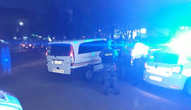 Bătaie cu bâte, topoare și pietre între două clanuri. Un bărbat a fost înjunghiat - politia-1637410302.jpg