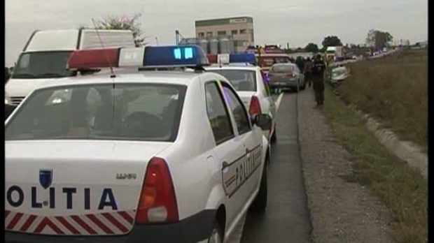 GRAV ACCIDENT RUTIER, cu NOUĂ VICTIME. Impact puternic între un microbuz și un autoturism - politia00713300-1476944380.jpg