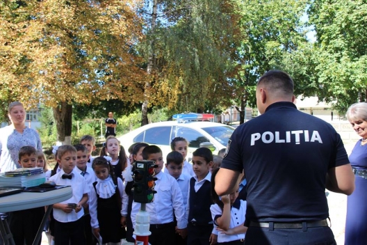 MII DE POLIȚIȘTI, ALĂTURI DE ELEVI, LA ÎNCEPUTUL NOULUI AN ȘCOLAR - politia1-1567929101.jpg