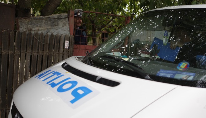 Casă de amanet Garant, prădată de hoți în toiul nopții. Făptașul este căutat de Poliție - politia1347362407-1478593417.jpg
