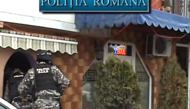 Proxeneți din Cumpăna, reținuți cu mascații astăzi / VIDEO - politia2-1323180595.jpg
