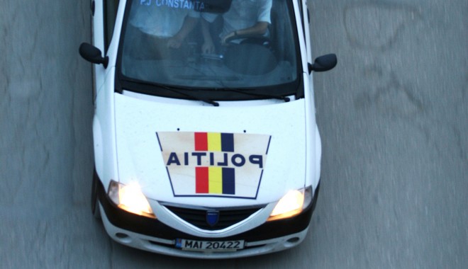 A tăiat marcajul dublu continuu și a lovit o Dacia Logan - politia2-1335512838.jpg