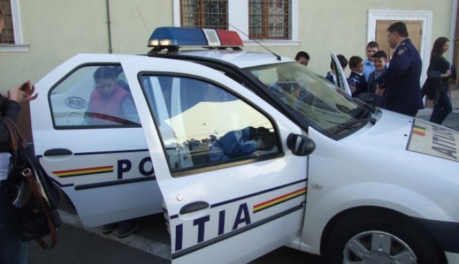 Copiii, sărbătoriți cum se cuvine de polițiști, jadarmi, pompieri și… deținuți - politia2-1338500249.jpg