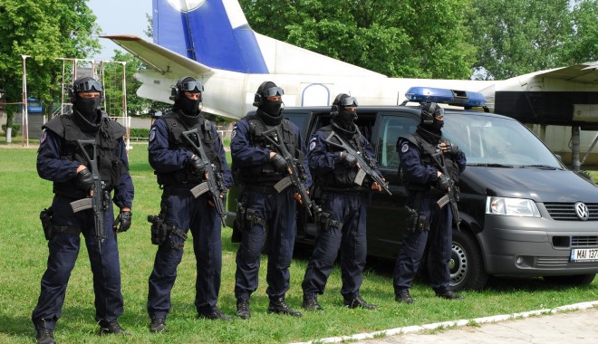 Alarmă cu bombă pe Aerodromul de la Tuzla! - politia2-1354231556.jpg
