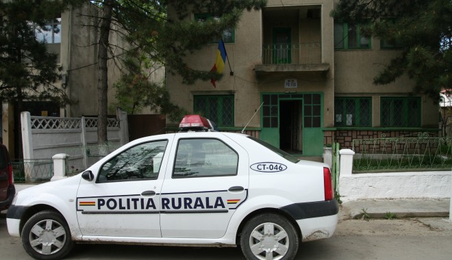 A intrat cu mașina în pom - politia2-1359454192.jpg