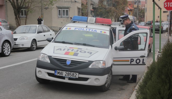 Mașină furată din Poarta 6, găsită în comuna Mihail Kogălniceanu - politia2-1360328652.jpg