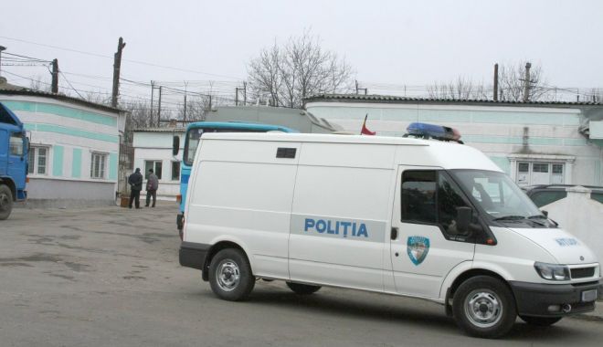Gardian de la Penitenciarul Poarta Albă, reținut pentru luare de mită - politia2-1610536826.jpg