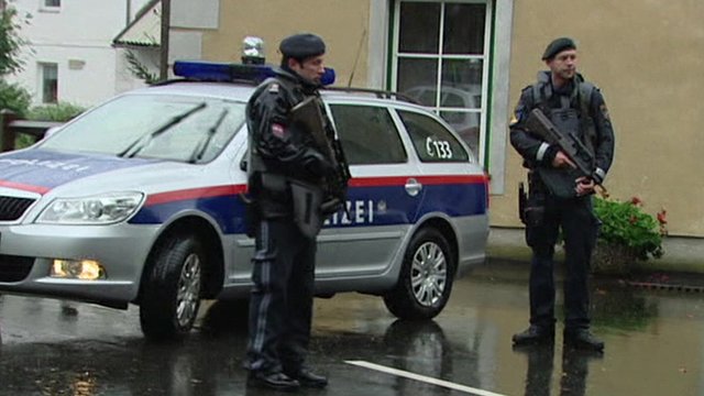 Austria /  Un dezechilibrat mintal a ucis trei persoane și a rănit alte 34 - politia222-1434812496.jpg