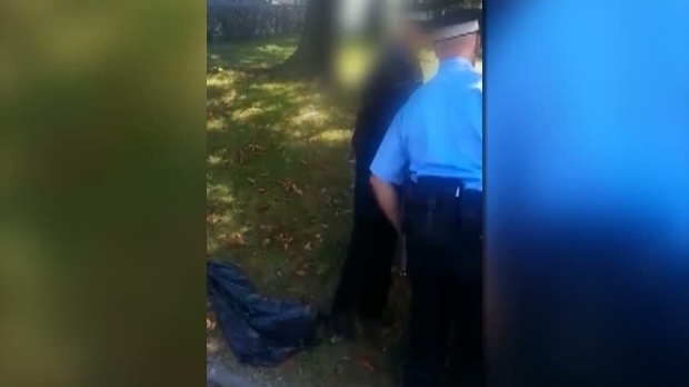 REVOLTĂTOR! Copii bătuți de un polițist local și legați cu cătușele de un coș de gunoi - politia36701300-1536735835.jpg