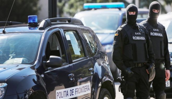 Aproape 40 de migranţi, descoperiţi ascunşi în şase camioane la frontiera cu Ungaria - politiadefrontiera-1611742185.jpg