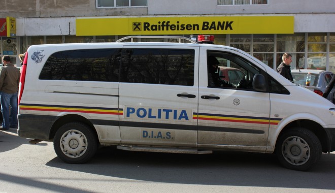 Ce spune Raiffeisen Bank despre descinderile cu mascați de ieri - politiadias11-1331716071.jpg