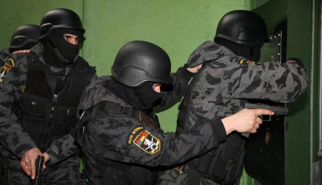 DESCINDERI CU MASCAȚI în Constanța/ Au fost reținuți 12 suspecți - politiadiassimulareexercitiuarma-1329982937.jpg