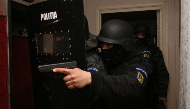 Eșecurile în dosarele cu interlopi se țin scai de procurorii Constanței! - politiadiassimulareexercitiuarma-1331839639.jpg