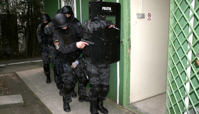 ZECI DE PERCHEZIȚII ÎN CONSTANȚA / Polițiștii de frontieră scotocesc locuințele contrabandiștilor de țigări - politiadiassimulareexercitiuarma-1346747666.jpg