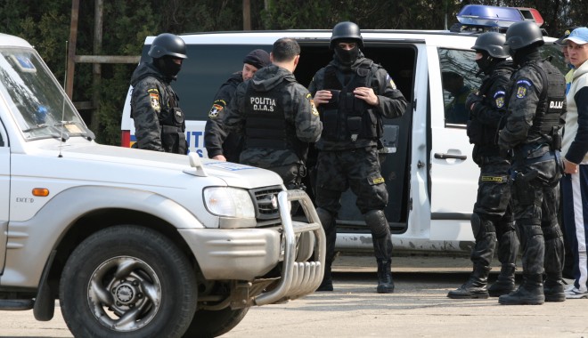Cine cere demiterea polițistului mascat bătăuș din Constanța - politiadiassimulareexercitiuarma-1392990470.jpg