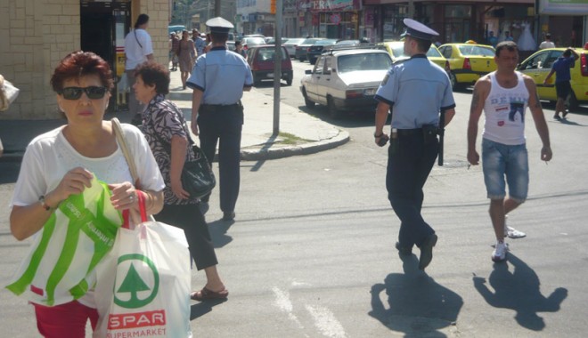 Poliția face curățenie în piața Griviței - politiafacecuratenieinpiatagrivi-1411409009.jpg