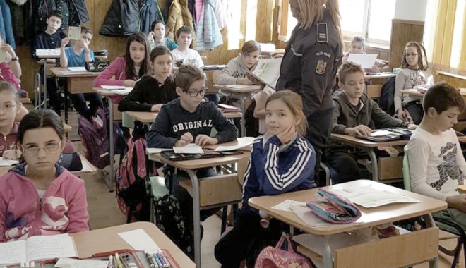 Elevii din Constanța, față în față cu oamenii legii - politiainscoli-1512748333.jpg