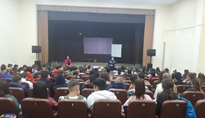 Oamenii legii îi sfătuiesc pe copii să nu răspundă mesajelor supărătoare - politiainscolipreventiv2-1572204249.jpg