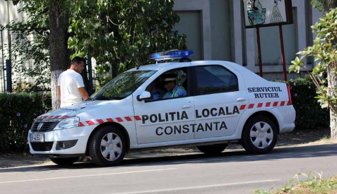 De ce păzesc polițiștii locali trecerile  de pietoni din Constanța - politialocalacaracatite10-1351264605.jpg
