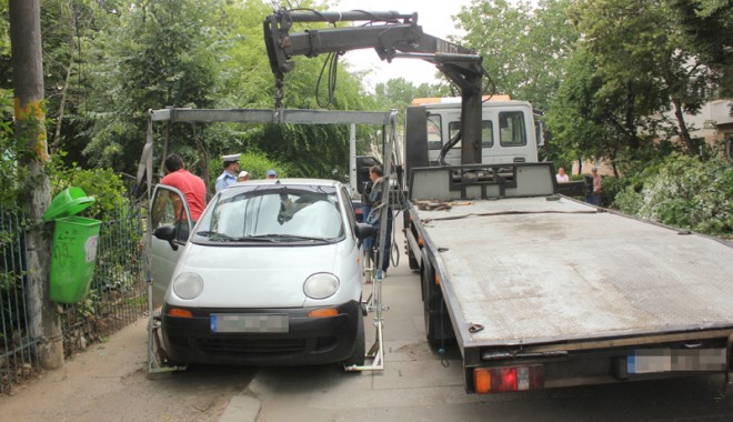 Vreți să faceți o sesizare privind o mașină abandonată? - politialocalaridicamasini1-1377106172.jpg