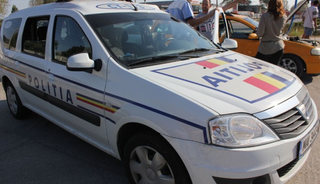 Pietoni, vă așteaptă amenzi grase dacă traversați străzile aiurea! - politiamasinadepolitie12-1352403892.jpg